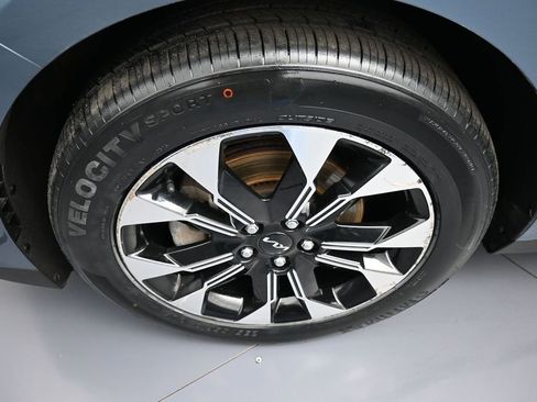 Used 2024 Kia Carnival EX FWD image 14