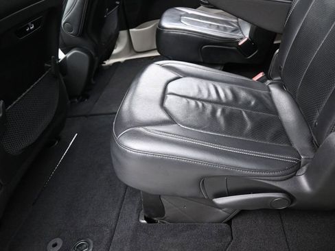 Used 2022 Chrysler Pacifica Touring-L FWD image 30