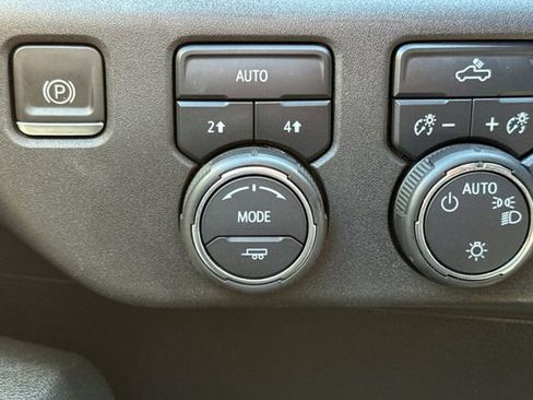 Used 2023 Chevrolet Silverado 1500 LT image 38