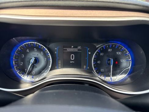 Used 2017 Chrysler Pacifica Touring-L FWD image 20