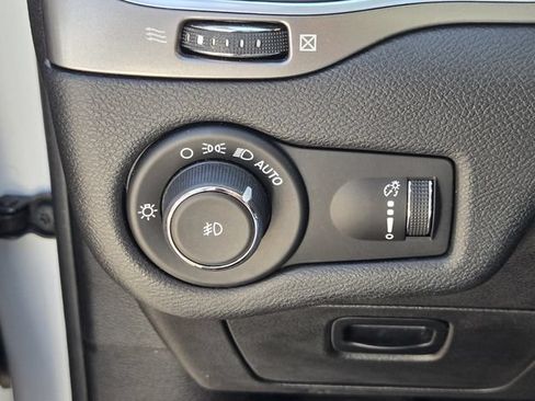 Used 2019 Jeep Cherokee Latitude w/ Popular Appearance Group FWD image 26