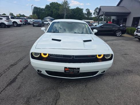 Used 2015 Dodge Challenger SXT RWD image 1