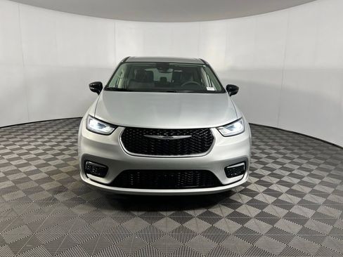 Used 2024 Chrysler Pacifica Touring-L image 11