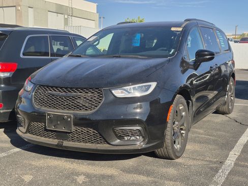 Used 2025 Chrysler Pacifica Limited FWD image 1