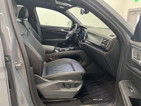 New 2026 Volkswagen Atlas Cross Sport SEL Premium R-Line AWD/4WD image 39