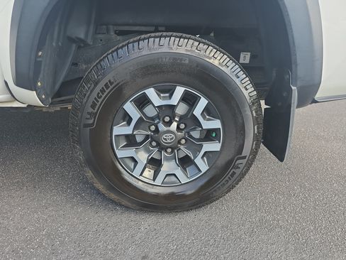 Used 2020 Toyota Tacoma TRD Off-Road AWD/4WD image 30