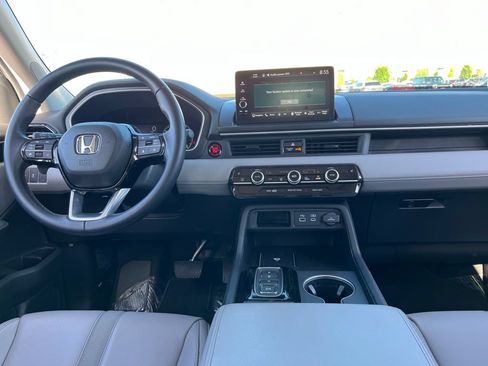 Used 2025 Honda Pilot Touring image 17