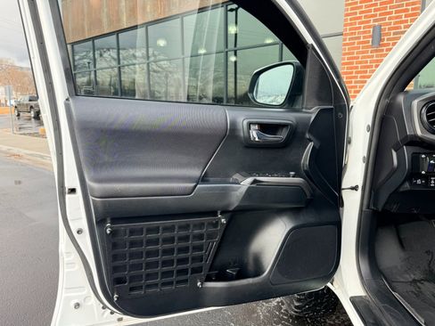 Used 2017 Toyota Tacoma TRD Off-Road w/ Premium & Technology Package image 24