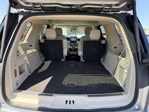Used 2021 Lincoln Navigator 4WD image 9