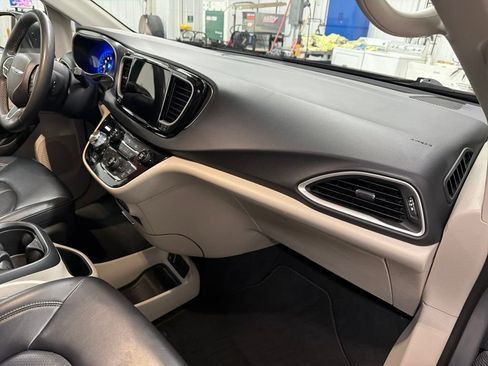 Used 2023 Chrysler Pacifica Touring-L image 22