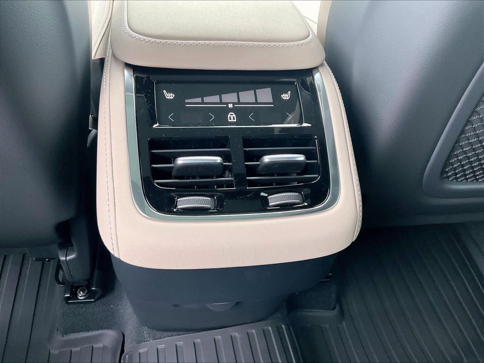 New 2027 Volvo XC90 B6 Plus AWD/4WD image 16
