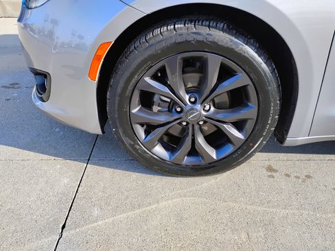 Used 2020 Chrysler Pacifica Touring-L w/ S Appearance Package image 23