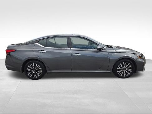 Used 2023 Nissan Altima 2.5 SV FWD image 14