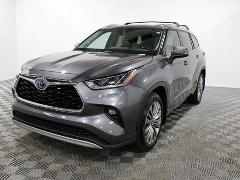 Certified 2021 Toyota Highlander Platinum AWD/4WD image 2