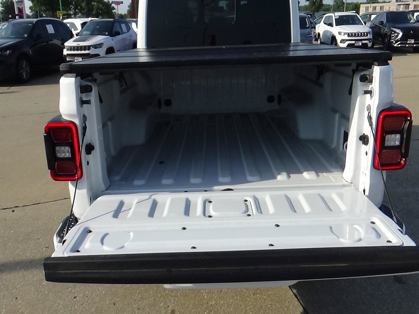 Used 2023 Jeep Gladiator Overland AWD/4WD image 10