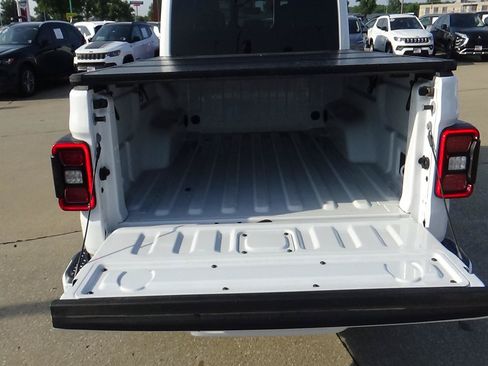 Used 2023 Jeep Gladiator Overland AWD/4WD image 10