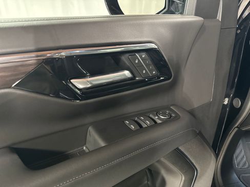 Used 2025 Chevrolet Suburban Z71 AWD/4WD image 16