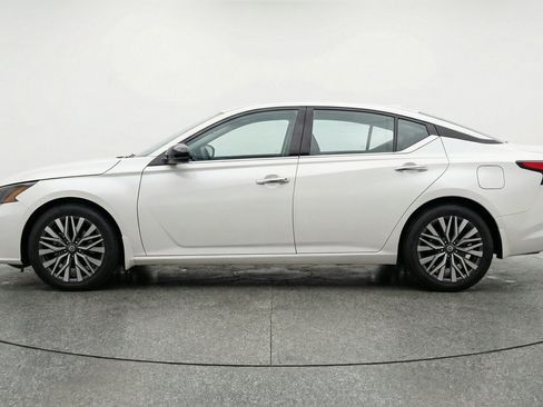 Used 2025 Nissan Altima 2.5 SV FWD image 5
