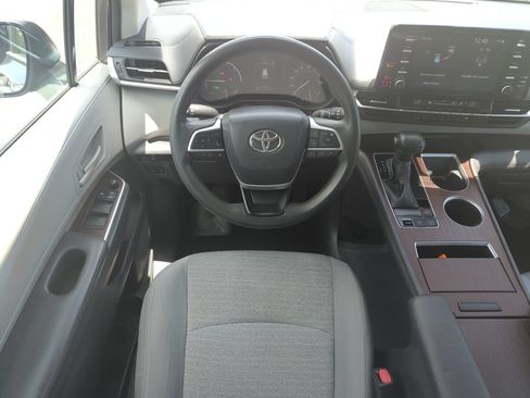 Used 2021 Toyota Sienna LE w/ LE Plus Package FWD image 14