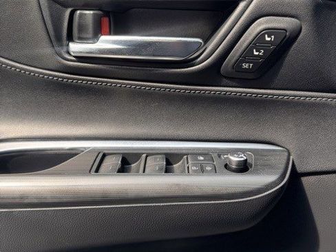 Used 2023 Toyota Venza XLE image 26