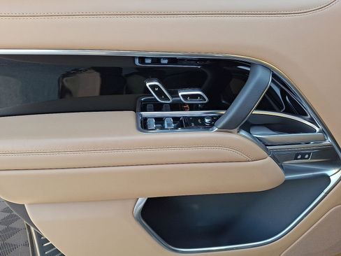 Used 2025 Land Rover Range Rover Long Wheelbase SE image 4