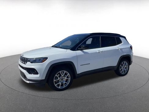 Used 2025 Jeep Compass Limited AWD/4WD image 2