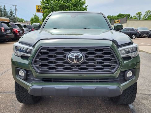 Used 2022 Toyota Tacoma TRD Off-Road w/ TRD Premium Off Road Package AWD/4WD image 3