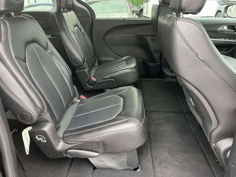 Used 2025 Chrysler Pacifica Select FWD image 8