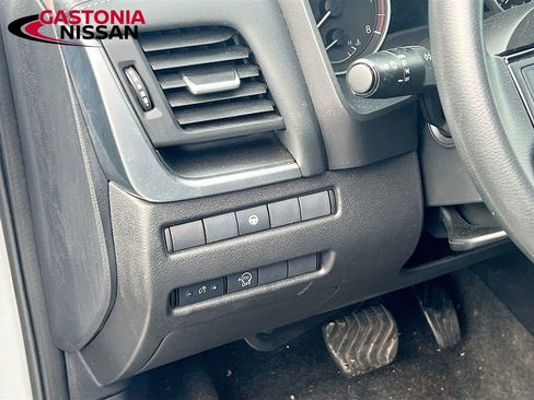 Used 2023 Nissan Rogue SV image 13