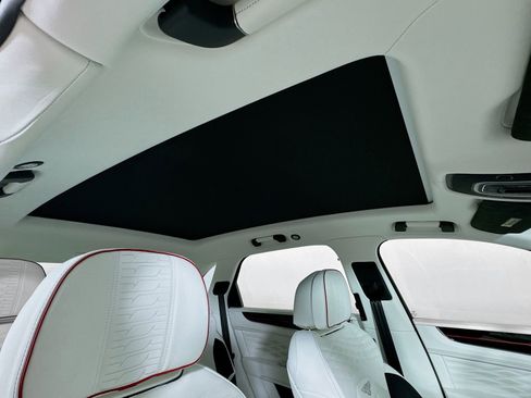 Used 2025 Bentley Bentayga Azure image 22