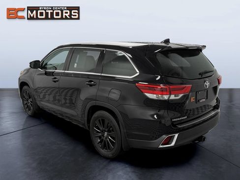 Used 2017 Toyota Highlander SE AWD/4WD image 4
