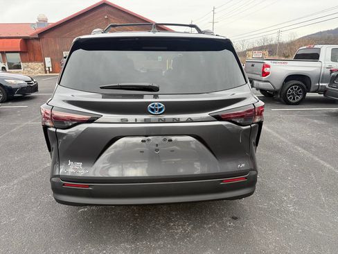 Used 2025 Toyota Sienna LE image 5