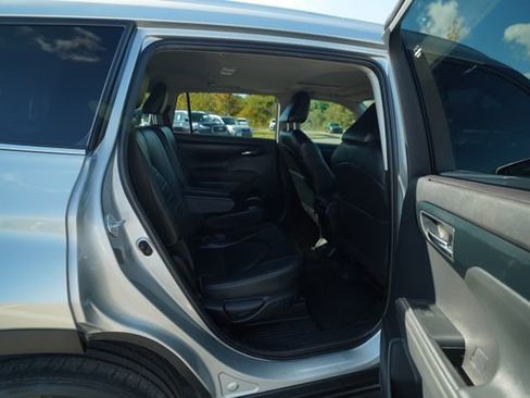 Used 2022 Toyota Highlander XLE image 22