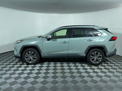 Used 2022 Toyota RAV4 XLE Premium AWD/4WD image 8