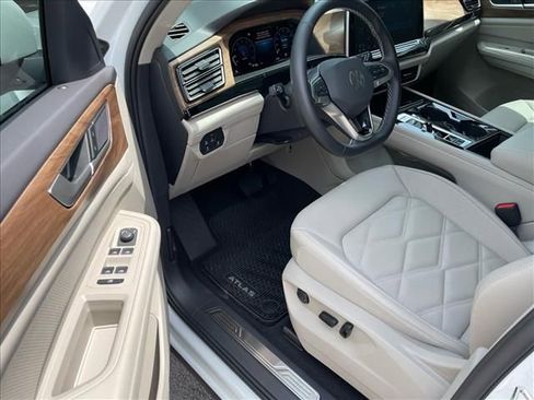 Certified 2026 Volkswagen Atlas SE w/ Panoramic Sunroof Package FWD image 7