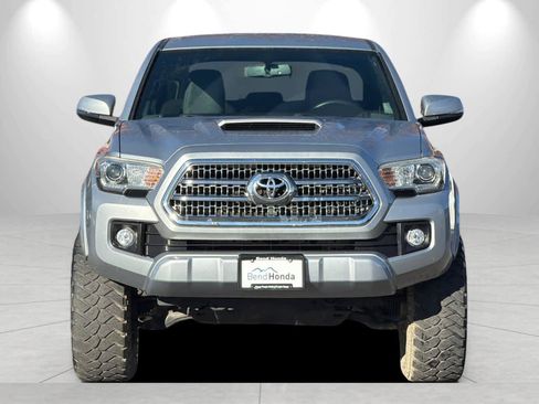 Used 2017 Toyota Tacoma TRD Sport w/ Tow Package (A/T) AWD/4WD image 10