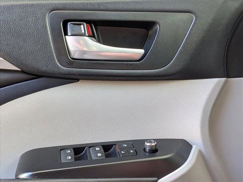 Used 2018 Toyota Highlander XLE image 3