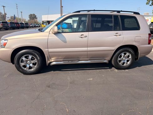 Used 2004 Toyota Highlander 2WD V6 w/ Preferred Pkg image 9