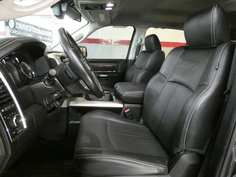 Used 2019 RAM 1500 Laramie AWD/4WD image 11