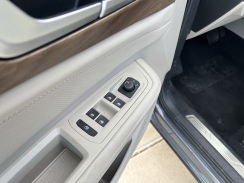 Certified 2025 Volkswagen Atlas SE w/ Panoramic Sunroof Package image 14