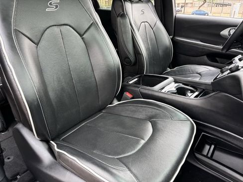 Used 2025 Chrysler Pacifica Limited FWD image 10