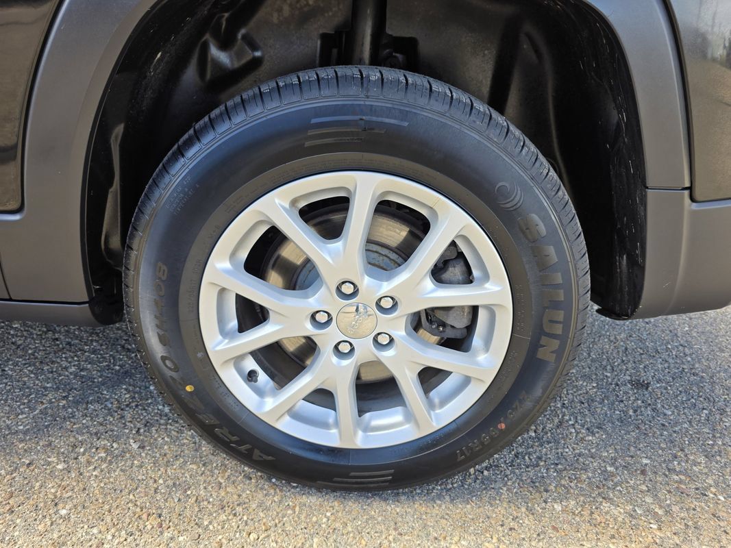 Used 2014 Jeep Cherokee Latitude w/ Cold Weather Group AWD/4WD image 38