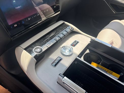 New 2026 Lincoln Navigator Premiere AWD/4WD image 23