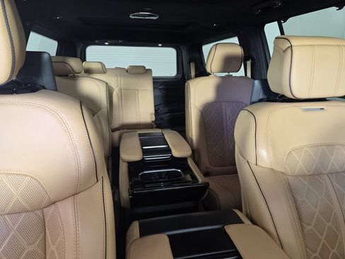 Used 2025 Jeep Grand Wagoneer Series III w/ Rear Seat Video Group 1 AWD/4WD image 37