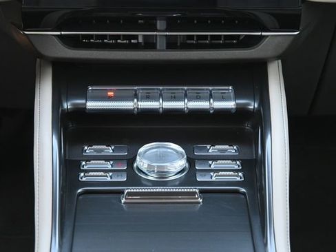 Used 2025 Lincoln Nautilus Premier image 18