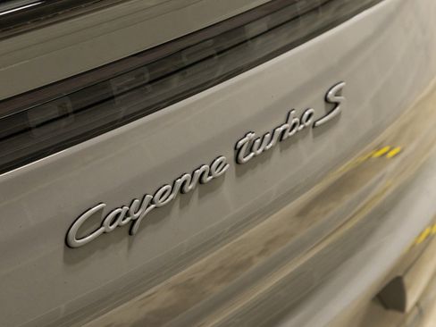 Used 2021 Porsche Cayenne Turbo S image 17