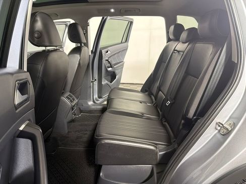 Used 2024 Volkswagen Tiguan SE w/ Panoramic Sunroof Package AWD/4WD image 19