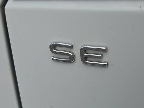 Used 2025 Volkswagen Atlas SE AWD/4WD image 9