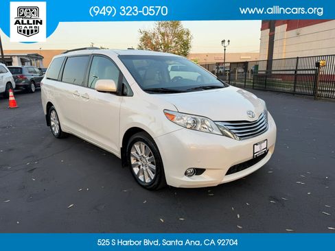 Used 2011 Toyota Sienna Limited w/ Premium Pkg image 3