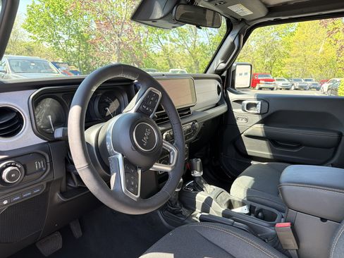 Certified 2025 Jeep Wrangler Sahara AWD/4WD image 15